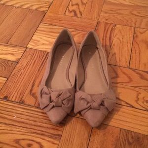 Light pink shoes with bow